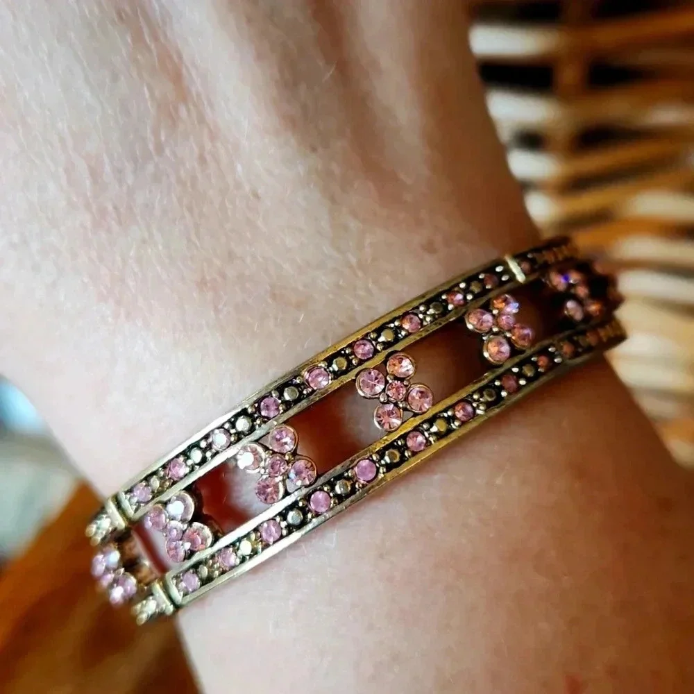 Goldtone Pink Rhinestone Stretch Bracelet 💓‎